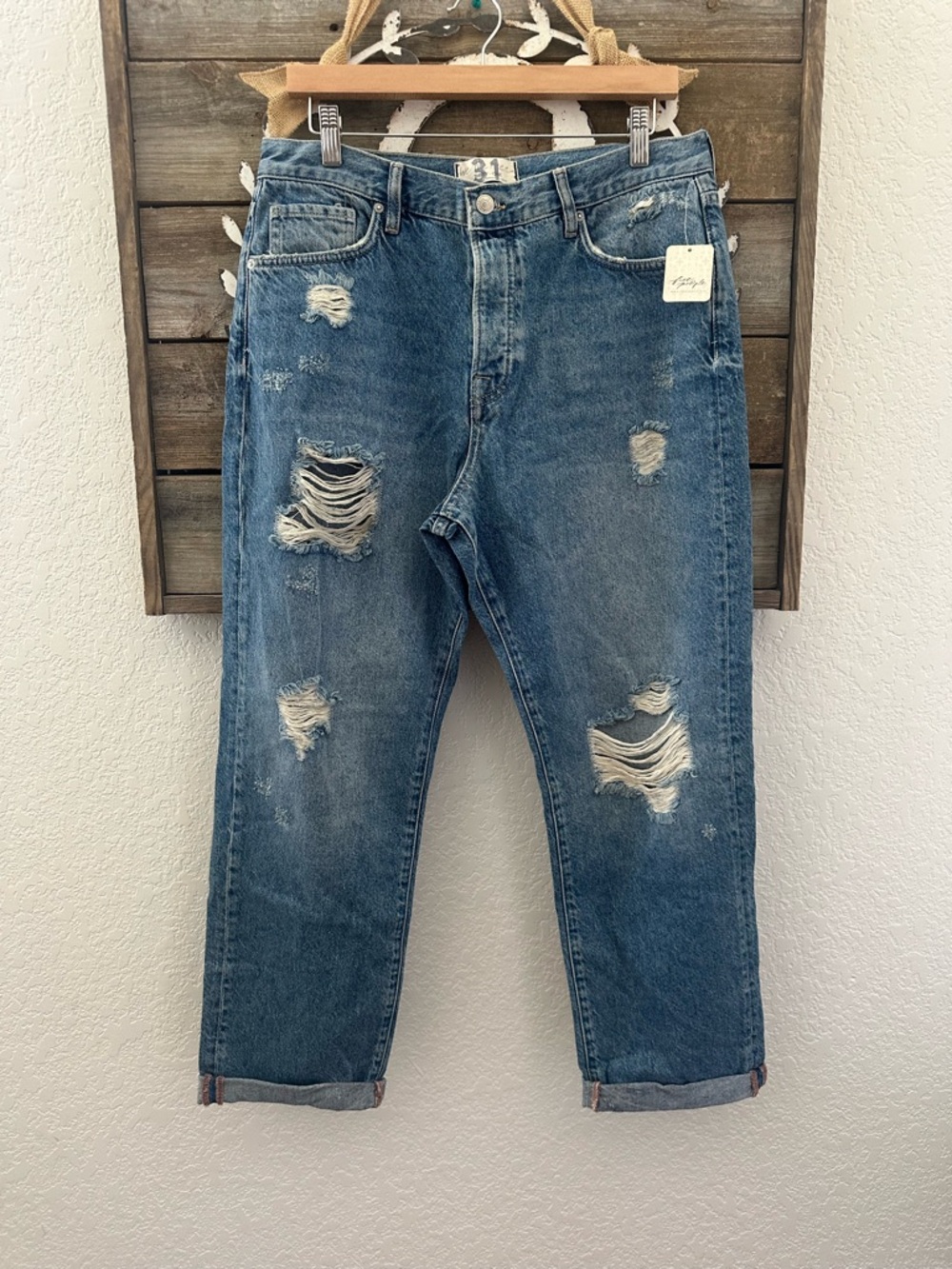 We The Free Free People Bren Boyfirned‎ Distressed Blue Jeans size 31 NWT